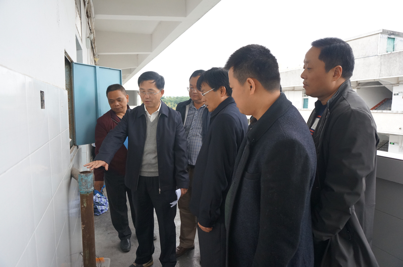 胡佳武书记带队深入学生宿舍楼排查消防栓供水问题.jpg